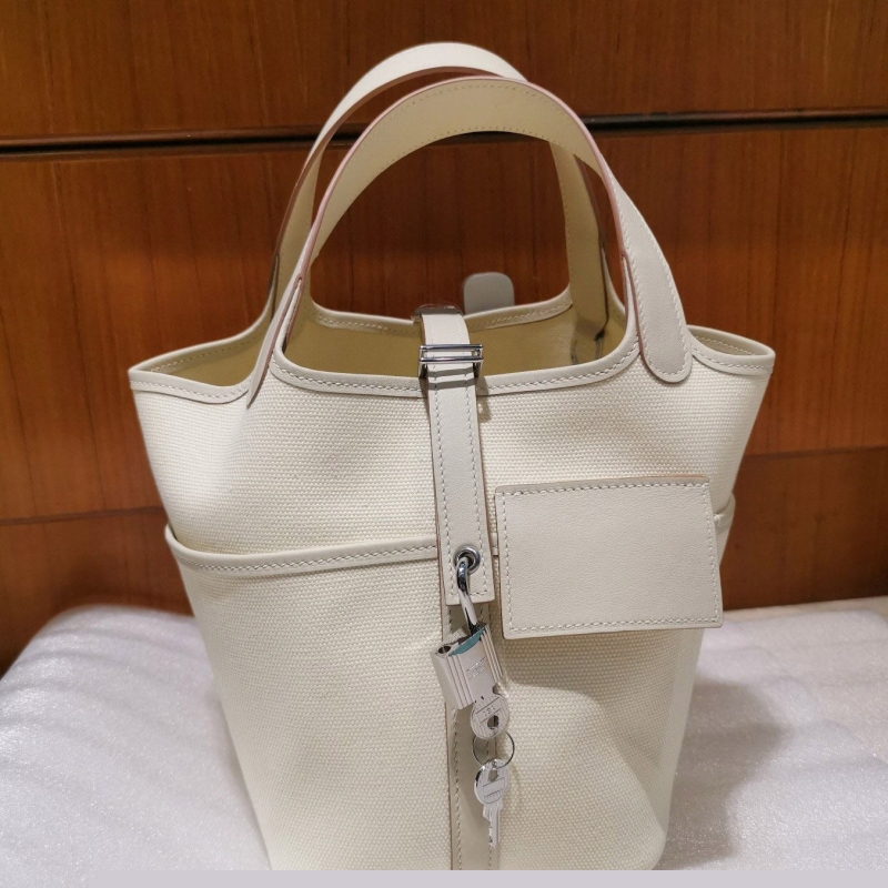 H**mes shopping bags